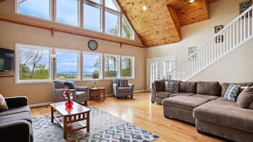 Smart TV, chimenea, consola de videojuegos y oficina