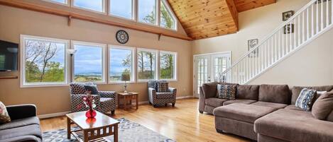 Smart TV, chimenea, consola de videojuegos y oficina