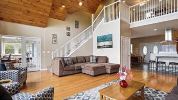 Smart TV, chimenea, consola de videojuegos y oficina