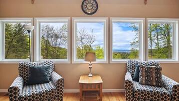 Smart TV, chimenea, consola de videojuegos y oficina