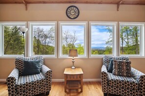 Älytelevisio, takka, videopelikonsoli, työhuone