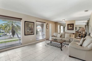 Interior - Beautiful Water Views, 9-min Walk to Beach, 7-min Walk to Restaurants, 5 bikes (Marco Island)