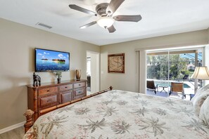 3 bedrooms, desk, iron/ironing board, free WiFi - Beautiful Water Views, 9-min Walk to Beach, 7-min Walk to Restaurants, 5 bikes (Marco Island)