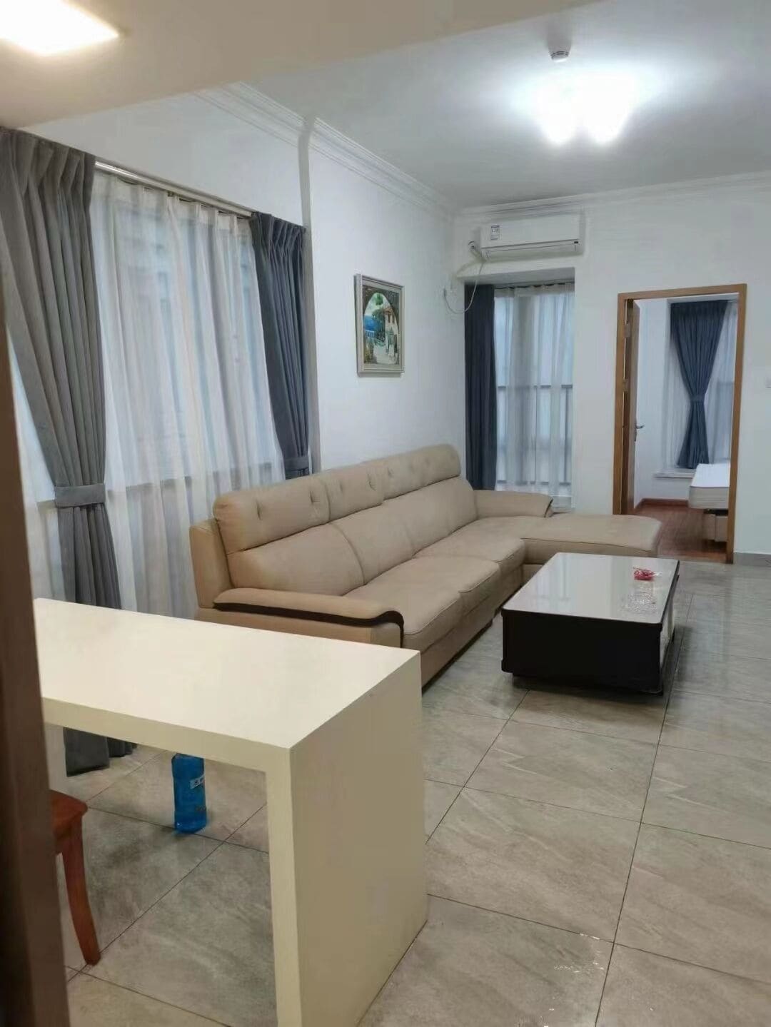 Zimmersafe, Schreibtisch, Verdunkelungsvorhänge, kostenloses WLAN