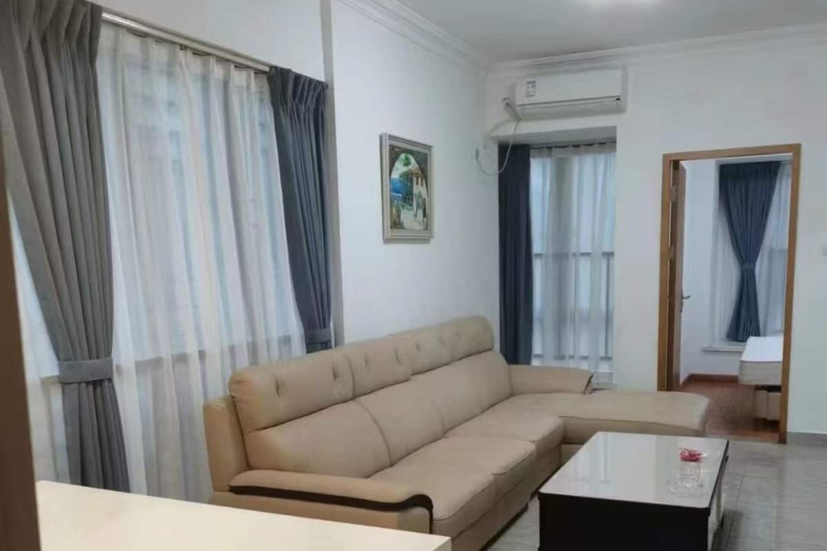 Caja de seguridad en la habitación, escritorio y cortinas blackout