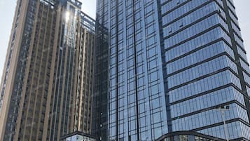 Caja de seguridad en la habitación, escritorio y cortinas blackout