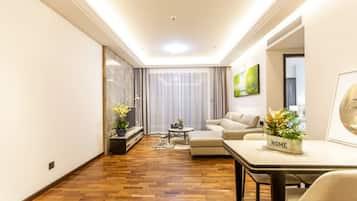 Executive Apartment, 3 Bedrooms | Peti besi dalam bilik, meja, langsir/tirai gelap terus, Wi-fi percuma 