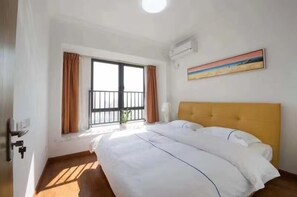 In-room safe, desk, blackout curtains, free WiFi - Shengang Executive Apartment - Qian Hai Da Xin Metro Station Branch (Shenzhen)