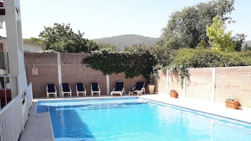 Kolam renang outdoor musiman