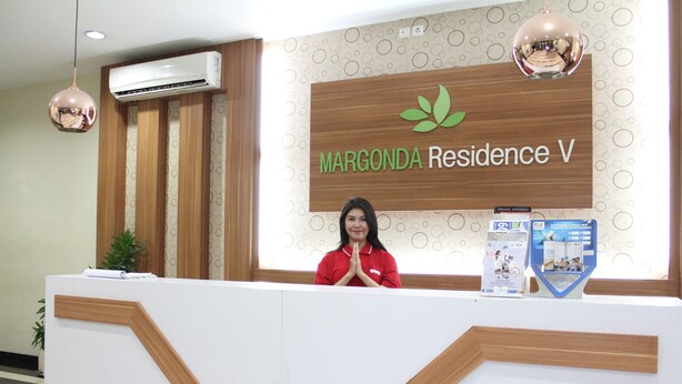 Un mostrador de recepción con un cartel que dice "MARGONDA Residence V".