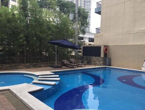 Kolam renang terbuka