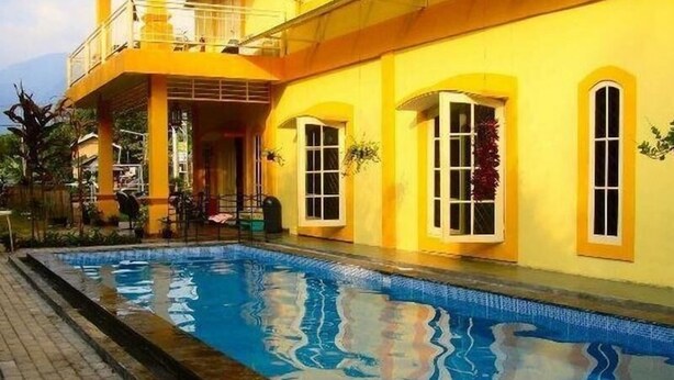 Outdoor pool - Arimbi Cibulan Suites (Cisarua)