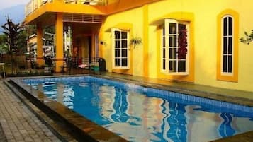 Kolam renang terbuka