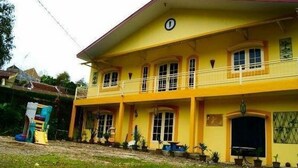 Front of property - Arimbi Cibulan Suites (Cisarua)