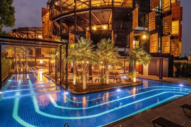 Piscina | Piscina externa, espreguiçadeiras