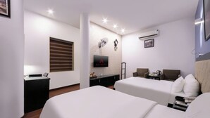 Une chambre d’hôtel avec deux lits, une télévision, une petite table et une chaise.