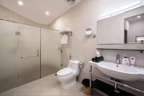 Douche, articles de toilette gratuits, sèche-cheveux, peignoirs