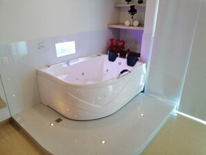 Dusche, Regendusche, kostenlose Toilettenartikel, Handtücher