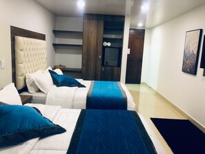 Doppelzimmer, 2 Doppelbetten | Minibar, Zimmersafe, kostenloses WLAN, Bettwäsche