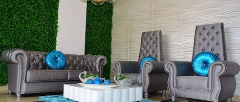 Coin salon dans le hall