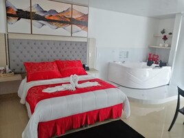 Minibar, caja de seguridad en la habitación, wifi gratis y ropa de cama 