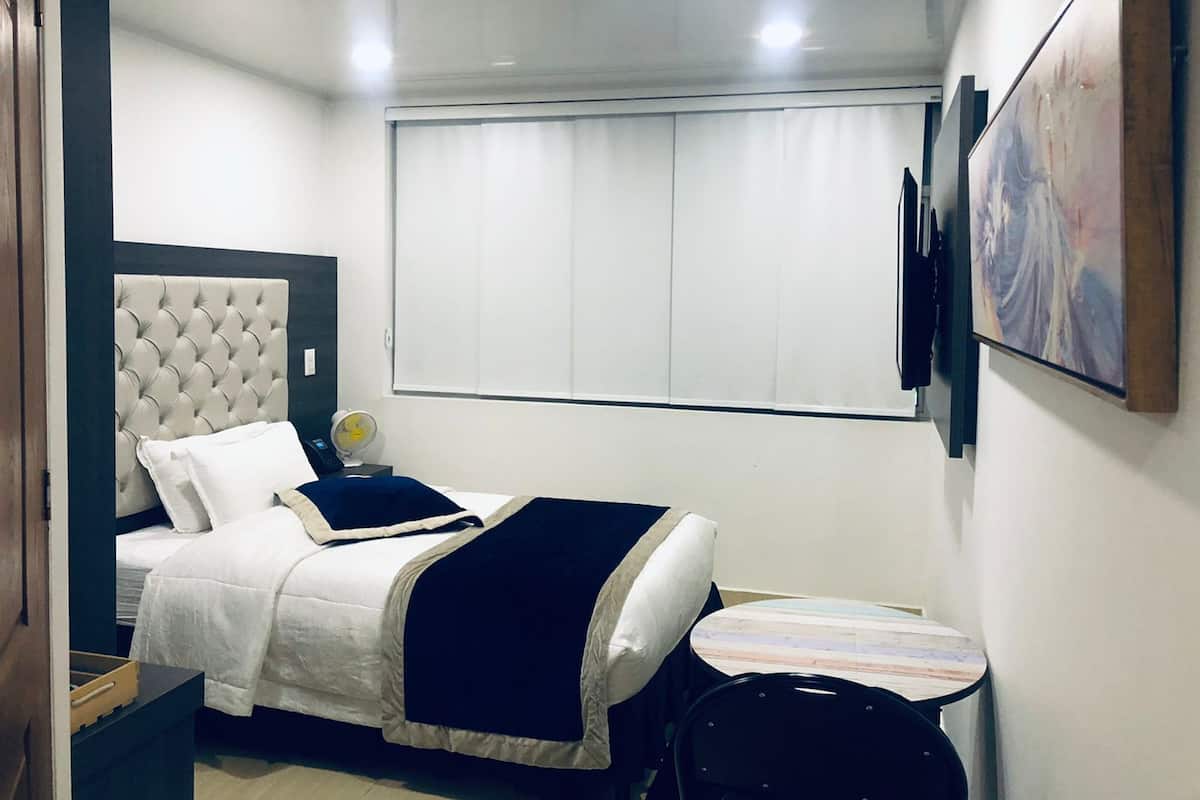 Standaard eenpersoonskamer | Een minibar, een kluis op de kamer, gratis wifi, beddengoed