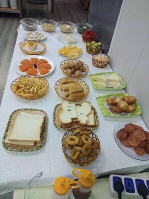 Tägliches einheimisches Frühstück gegen Gebühr