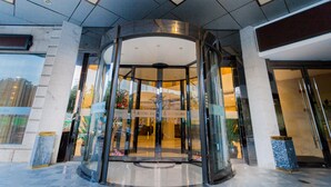 A revolving door with glass panels and a central light fixture. - Shanghai Pudong Airport Yueshangju Hotel (Shanghai)