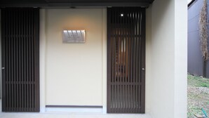 Pintu masuk properti