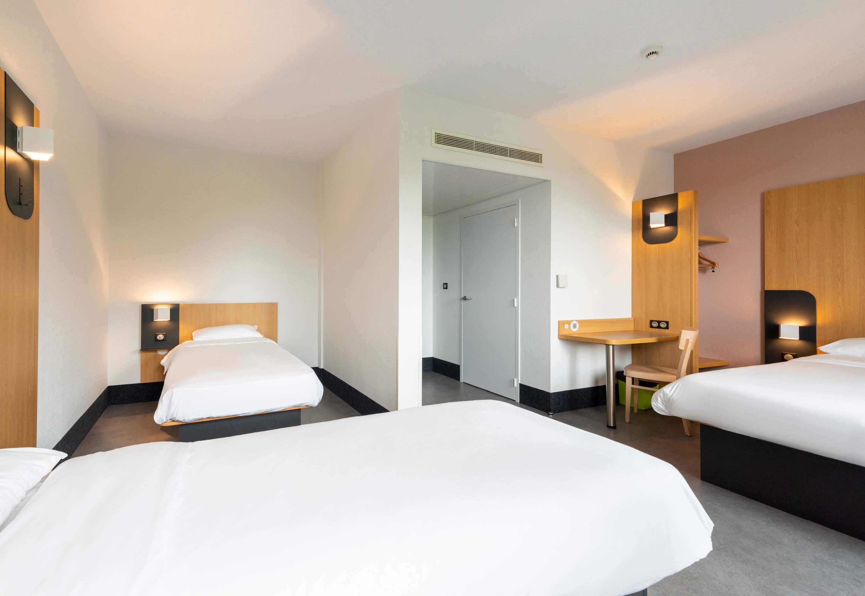 Chambre Quadruple, non-fumeurs | Bureau, chambres insonorisées, Wi-Fi gratuit, draps fournis