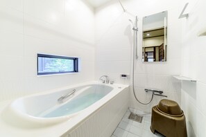 하우스 (Private Vacation Home) | 욕실 | 별도의 욕조 및 샤워 시설, 전신 욕조, 무료 세면용품, 헤어드라이어
