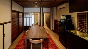 Rumah (Private Vacation Home) | Makan di kamar