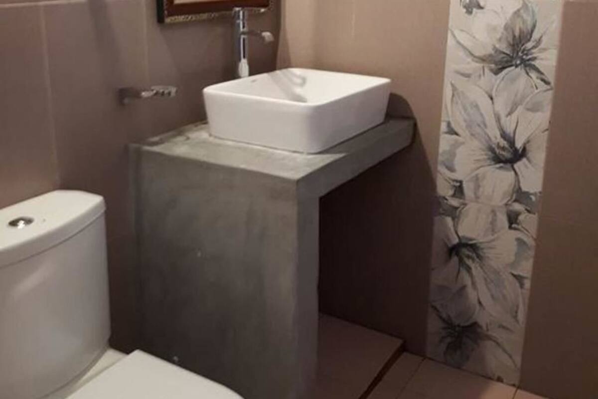 Triple Room, Non Smoking | Bathroom | Shower, free toiletries, hair dryer, slippers