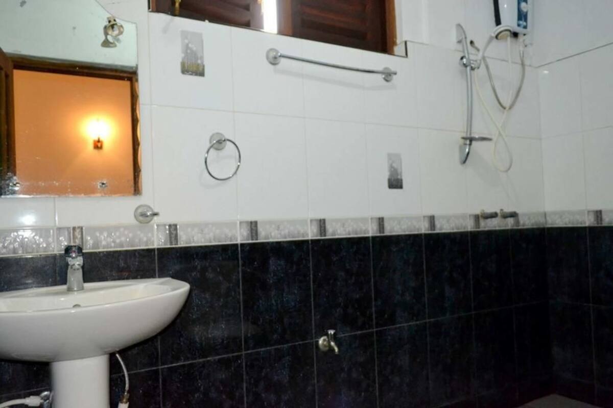 Deluxe Double Room, Non Smoking | Bathroom sink