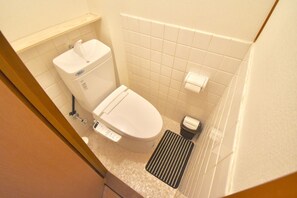 Private Vacation Home | Bathroom | Separate tub and shower, deep soaking tub, towels, shampoo - Kumoi (Kyoto)