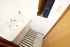 Huis (Private Vacation Home) | Badkamer met wastafel