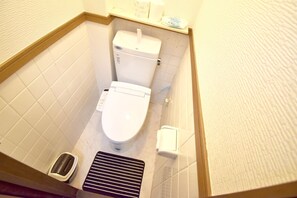 Private Vacation Home | Bathroom | Separate tub and shower, deep soaking tub, towels, shampoo