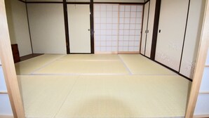 A traditional Japanese room with tatami flooring, sliding doors, and a shoji screen. - Kumoi Kiyomizu (Kyoto)