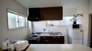 A compact kitchen with a microwave, toaster, and sink. - Kumoi Tofukuji (Kyoto)