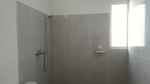 Regadera, amenidades de baño gratuitas, toallas 
