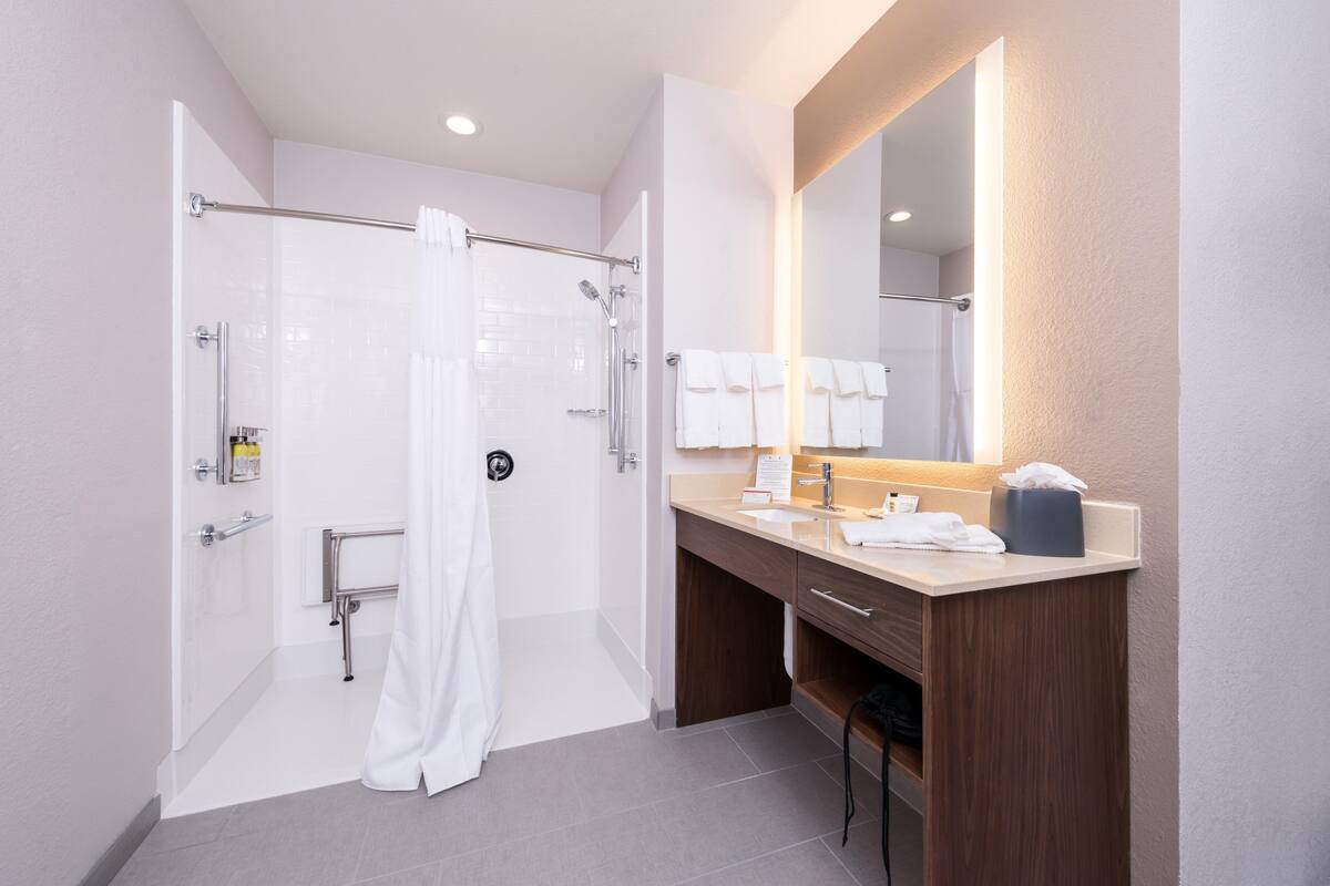 1 bedroom, desk, free wifi