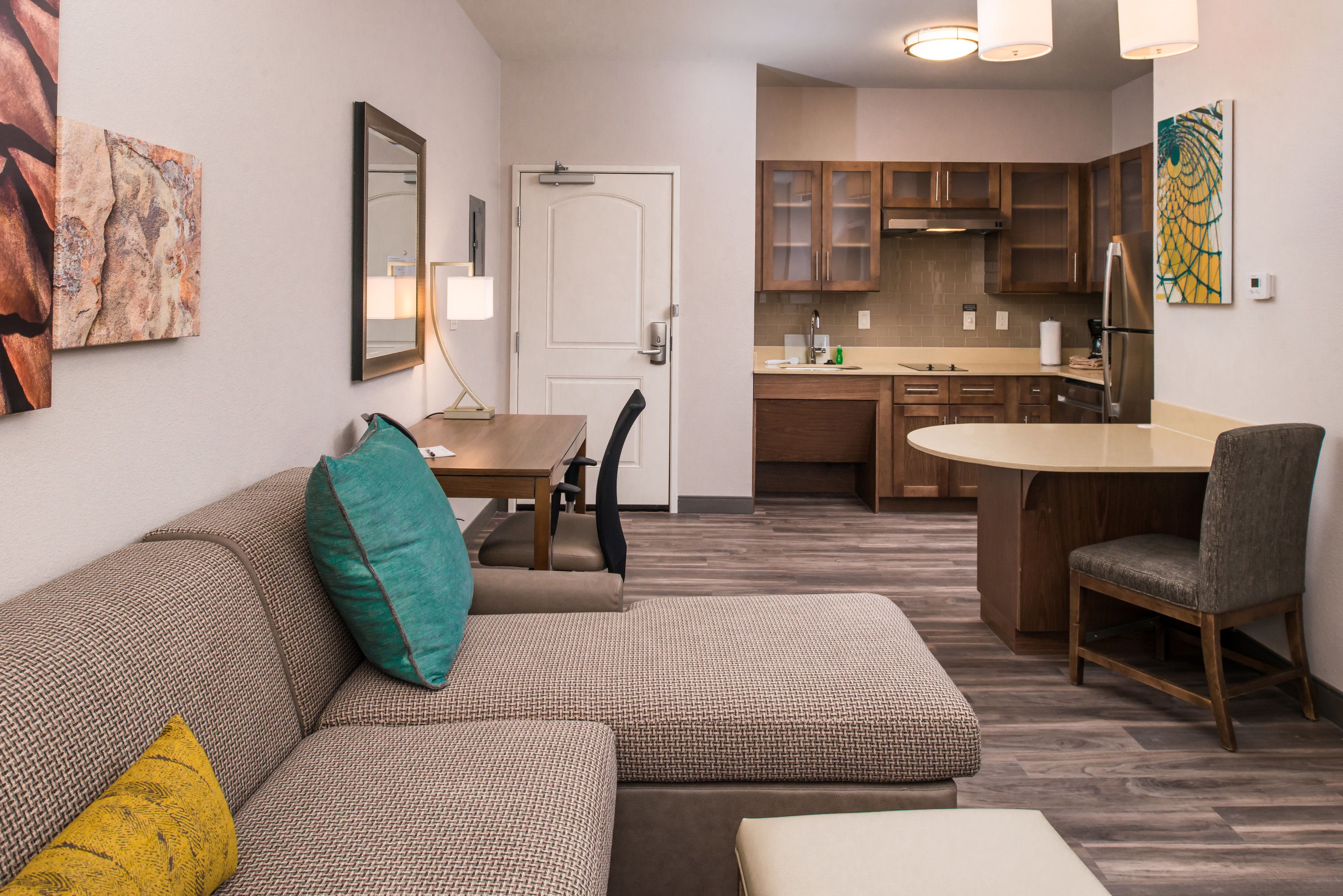 Un appartement moderne comprenant un salon, un coin repas et une cuisine.