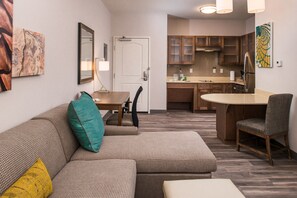 Un appartement moderne comprenant un salon, un coin repas et une cuisine.