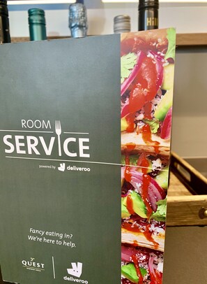 Se sirven desayunos, almuerzos y brunches; con vista al jardín