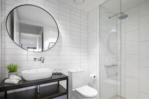 Dusche, kostenlose Toilettenartikel, Haartrockner, Handtücher