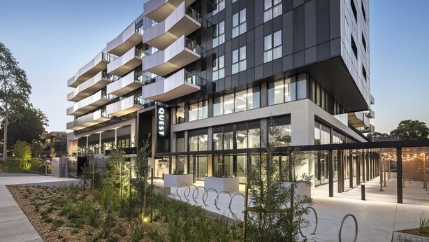 Un hotel moderno con un design architettonico originale, caratterizzato da numerosi balconi e ampie finestre.