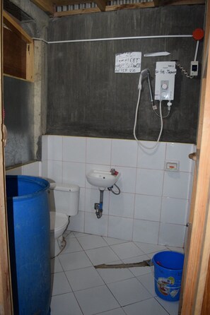 Shower, free toiletries, towels