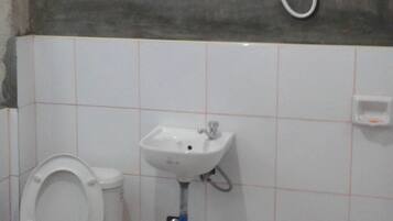 Regadera, amenidades de baño gratuitas, toallas