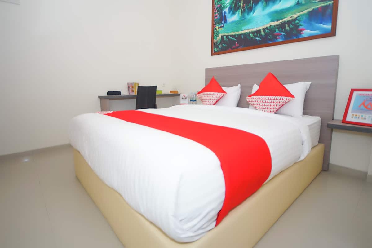 Desk, WiFi (free), bed sheets