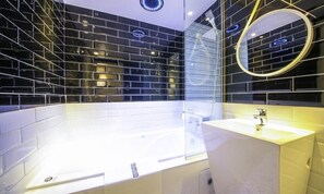 Phòng đôi Superior | Bộ đồ giường cao cấp, chăn bông, trang trí khác biệt 